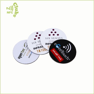 En gros tag NFC anti-metal avec 3 M colleTags NFC anti-métalOEM K0710.00